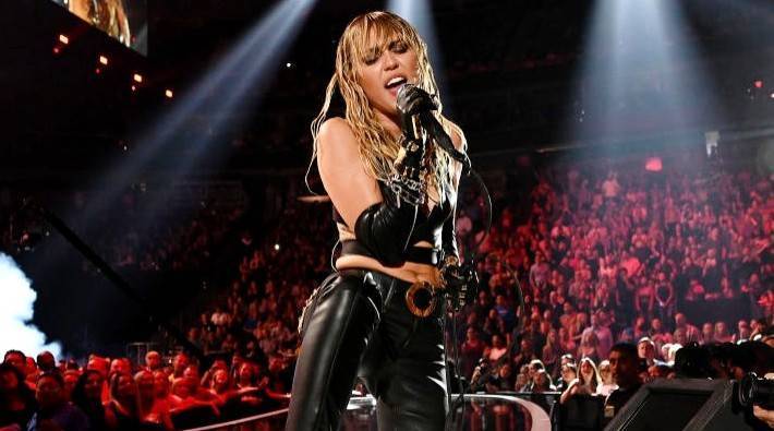Miley Cyrus Cancels Her Australian Bushfire Charity Concert Due To Coronavirus Fears - flipboard.com - Australia - city Melbourne