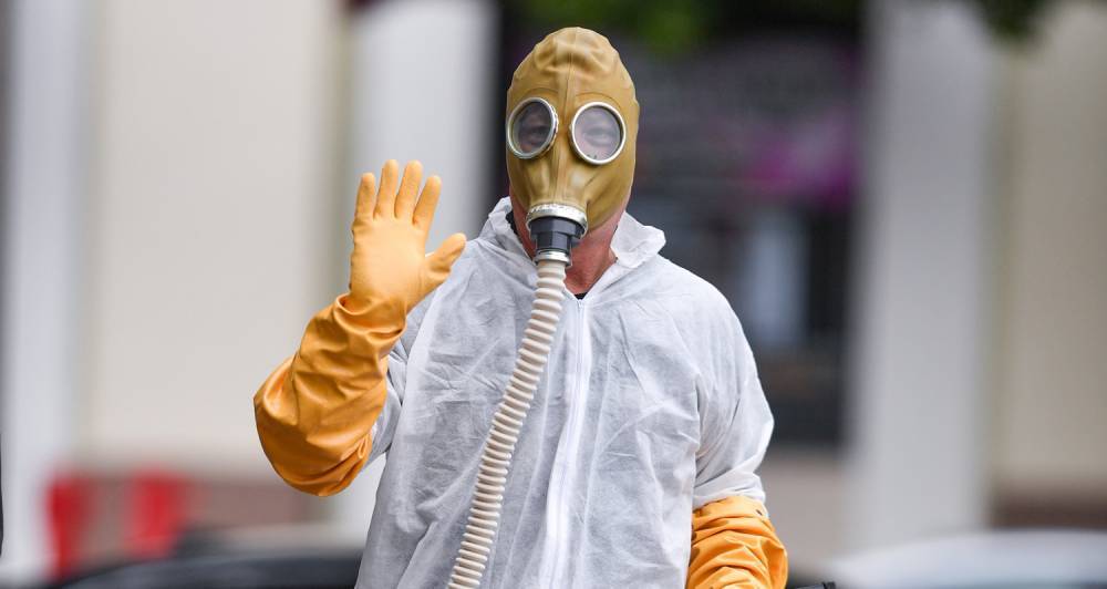 Howie Mandel Wears Hazmat Suit & Gas Mask to 'AGT' - www.justjared.com - Los Angeles