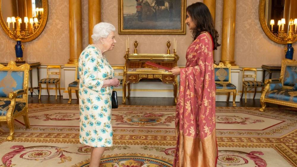 Queen Elizabeth Chooses Not to Shake Hands at Buckingham Palace Amid Coronavirus Outbreak - www.etonline.com - Sri Lanka