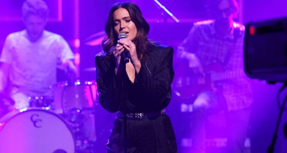 Mandy Moore Performs 'When I Wasn't Watching' When No One Is Literally Watching During Empty 'Fallon' Audience! - www.justjared.com