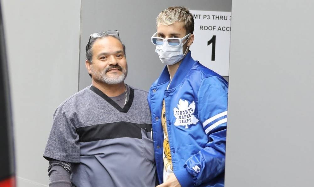 Justin Bieber Wears a Face Mask While Arrivng at Medical Building with Hailey - www.justjared.com - Beverly Hills