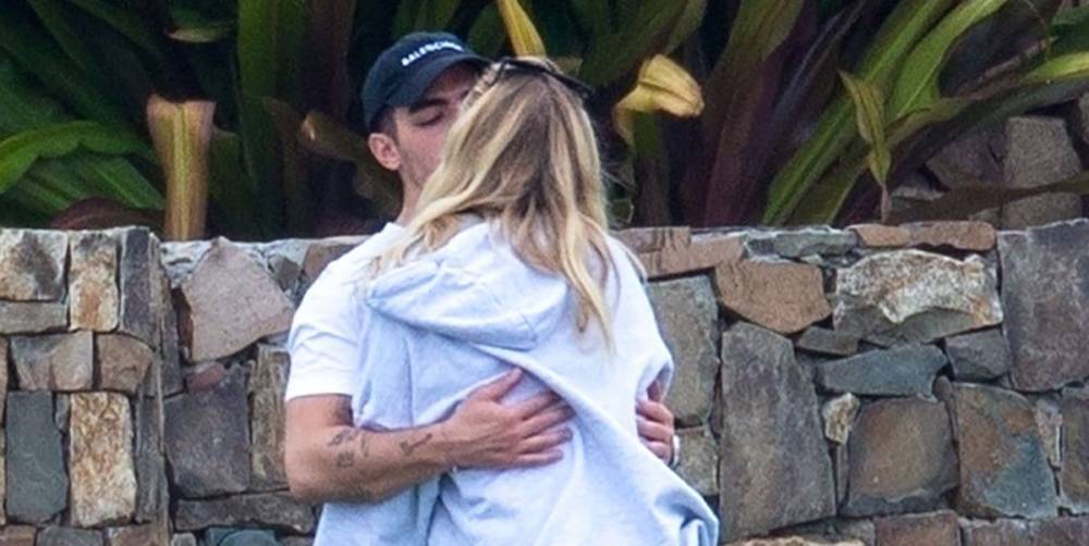 Inside Sophie Turner and Joe Jonas' Cabo Vacation With Friends: Making Out, Jenga, and Golf - www.elle.com