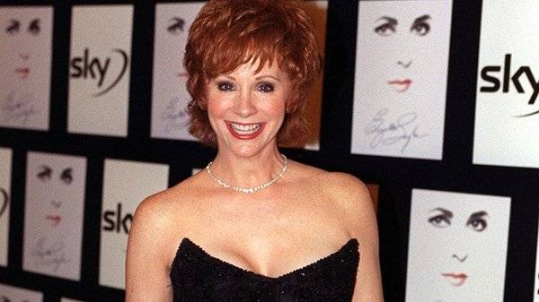 Country star Reba McEntire mourns death of mother Jacqueline - www.breakingnews.ie