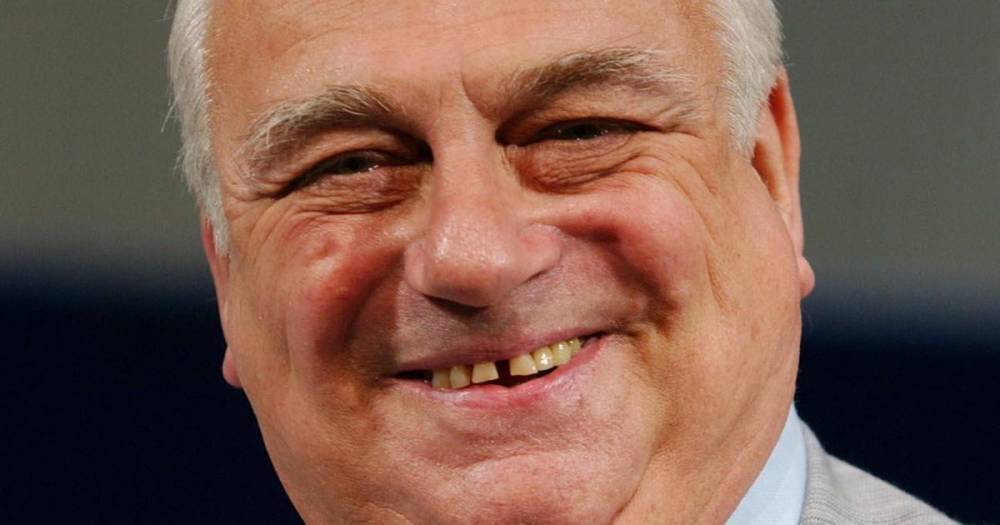 Comedian and actor Roy Hudd, who played undertaker Archie Shuttleworth in Coronation Street, has died aged 83 - www.manchestereveningnews.co.uk