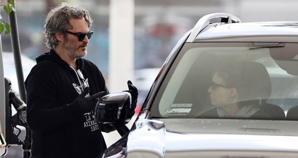 Joaquin Phoenix Wears Gloves While Pumping Gas with Rooney Mara Amid Coronavirus Concerns - www.justjared.com - Los Angeles
