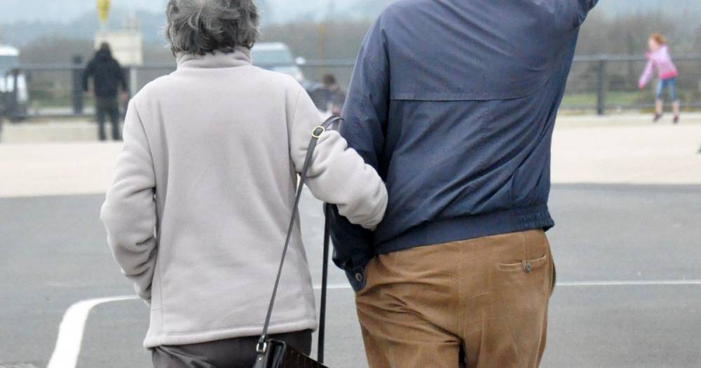 'Suspicious' men are knocking on doors of elderly people in Bury offering coronavirus help - www.manchestereveningnews.co.uk