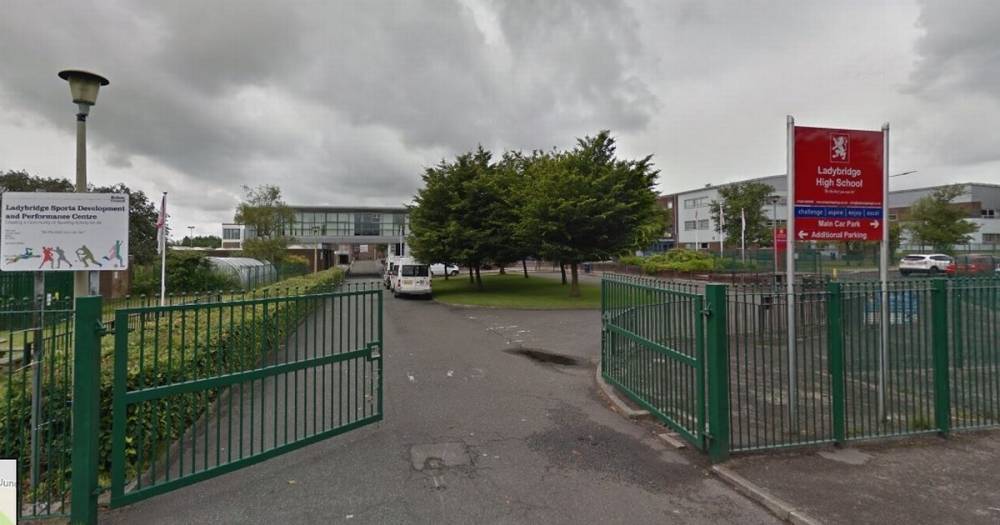 Bolton secondary school shuts after pupil’s parents test positive for coronavirus - www.manchestereveningnews.co.uk