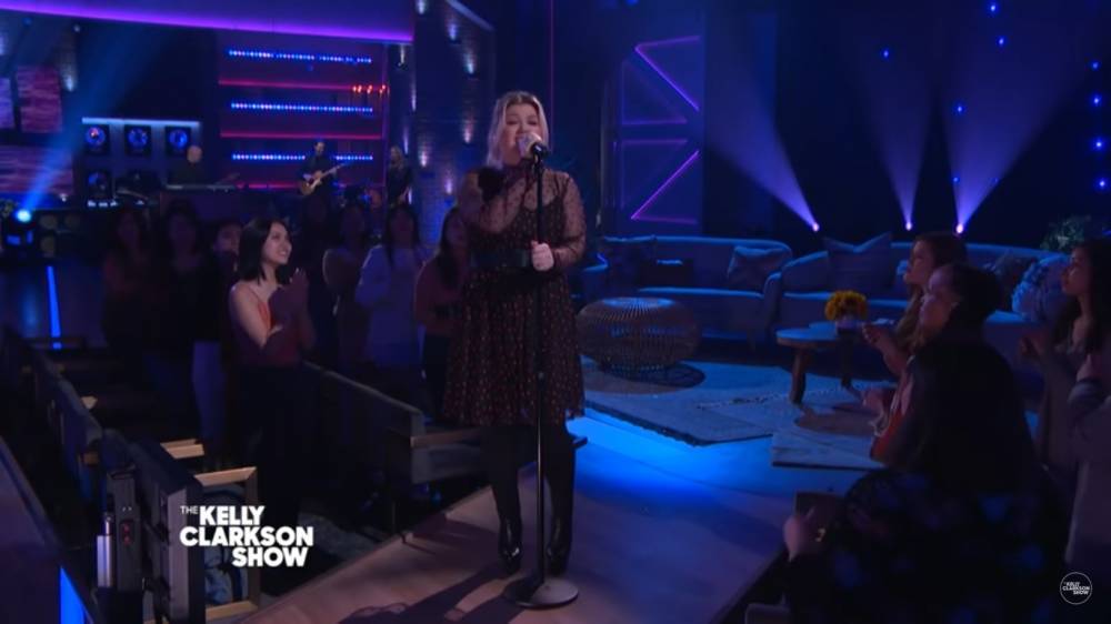Kelly Clarkson Puts Her Own Spin On Huey Lewis And The News’ ‘The Power Of Love’ In Epic Performance - etcanada.com - county Love
