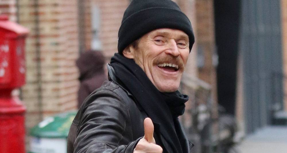 Willem Dafoe Gives Thumbs Up During Walk In NYC Amid Coronavirus Concerns - www.justjared.com - New York