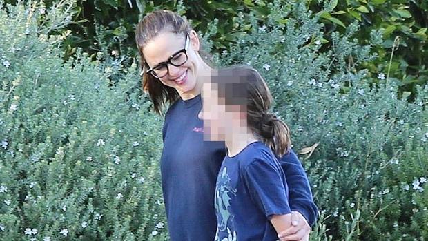 Jennifer Garner’s Daughter, 11, Is Nearly As Tall As Her Mom During Family Stroll Amidst Quarantine - hollywoodlife.com