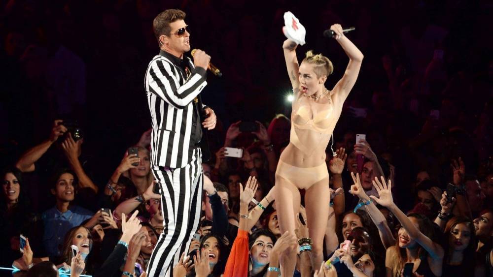 Miley Cyrus Says She Was So Insecure After 2013 VMAs That She Didn't Wear a Bikini For 2 Years - www.etonline.com