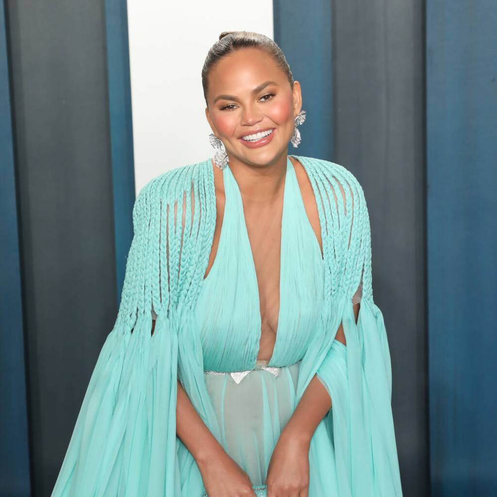 Chrissy Teigen gets fans to vote for at-home concert outfit - www.peoplemagazine.co.za