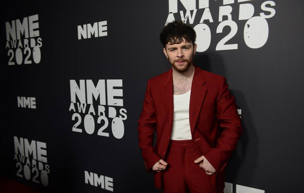 Tom Grennan delivers food to the elderly as London continues to battle coronavirus - www.nme.com