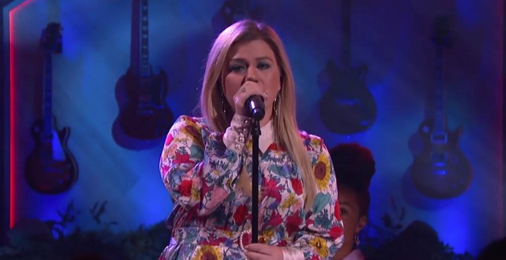 Kelly Clarkson Transports Back In Time With Patsy Cline Cover - etcanada.com