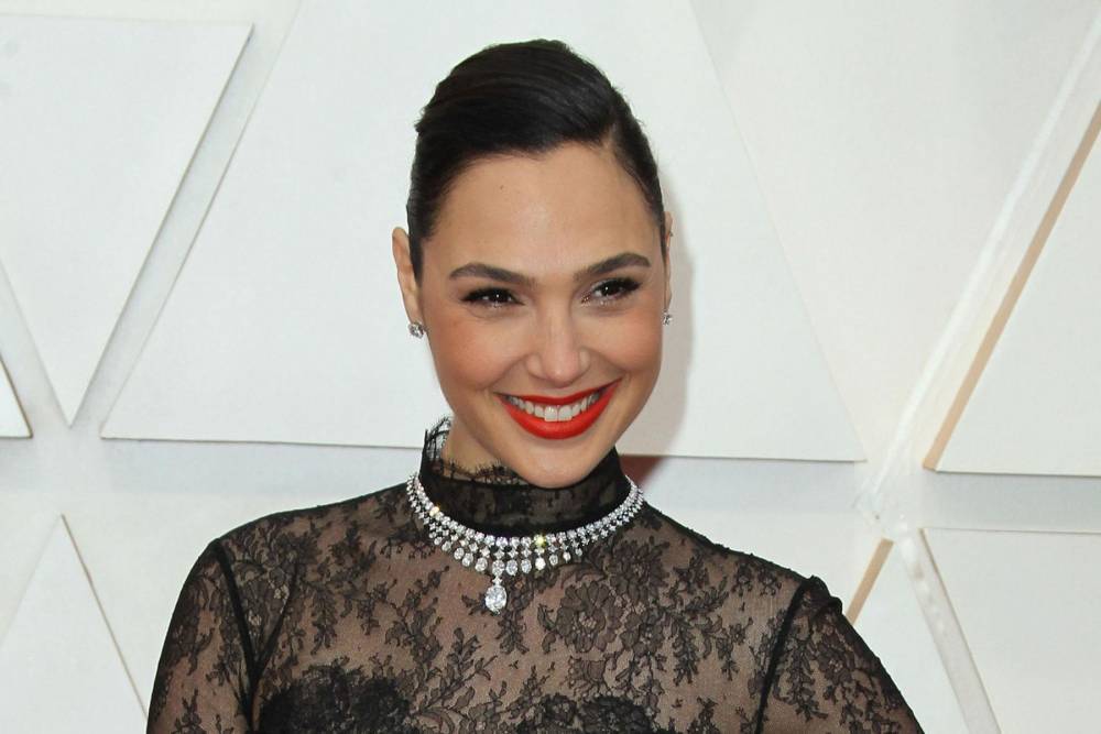 Gal Gadot leads self-isolated stars in Imagine sing-along - www.hollywood.com