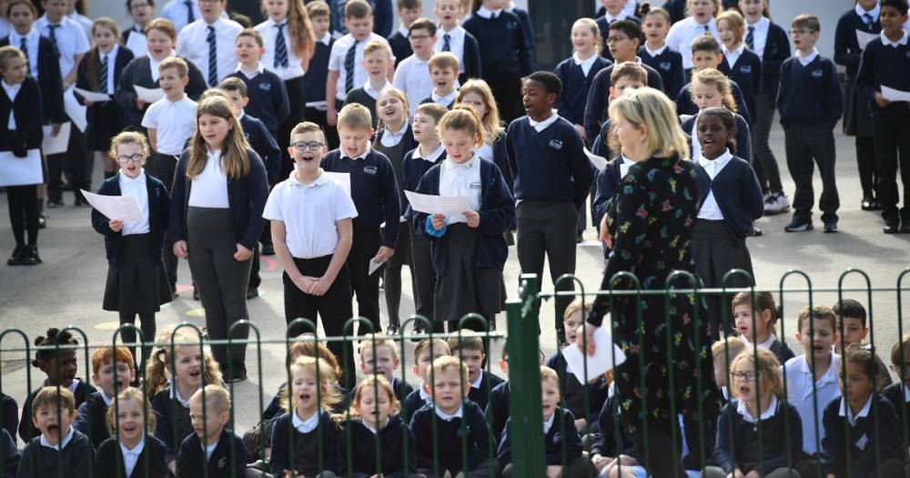 Watch the emotional moment hundreds of children sing to older residents isolating from coronavirus - www.manchestereveningnews.co.uk