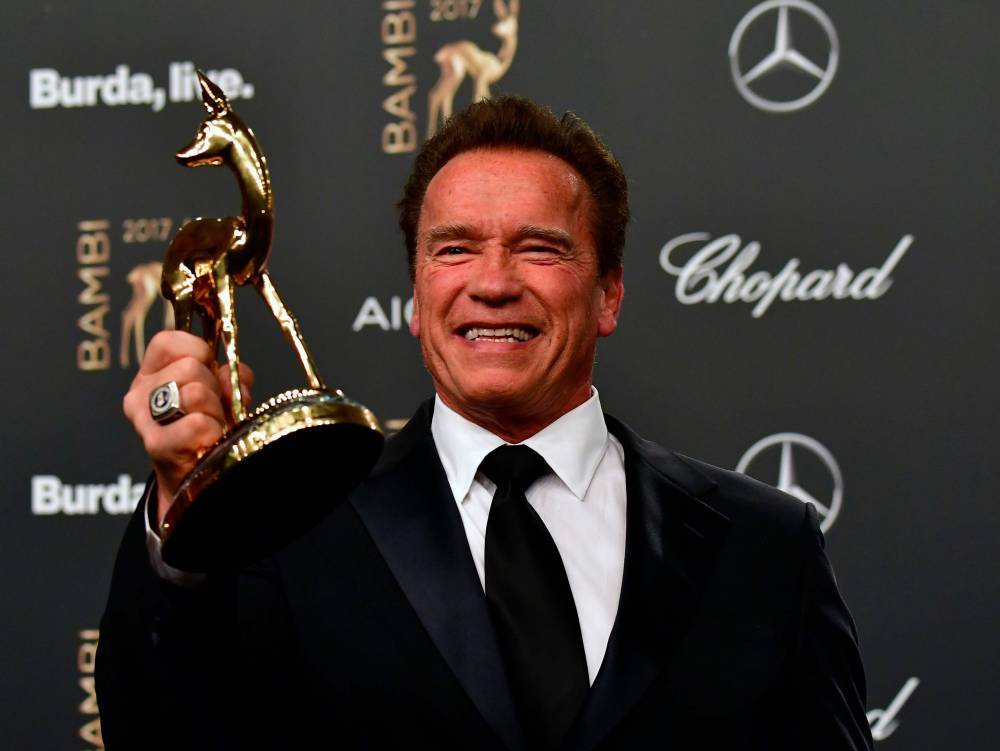 Arnold Schwarzenegger makes most of self-isolation by smoking 'little stogie' - torontosun.com