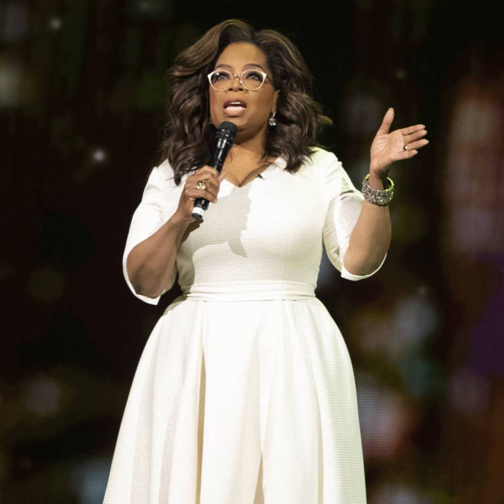 Oprah Winfrey brushes off onstage tumble - www.peoplemagazine.co.za - Los Angeles