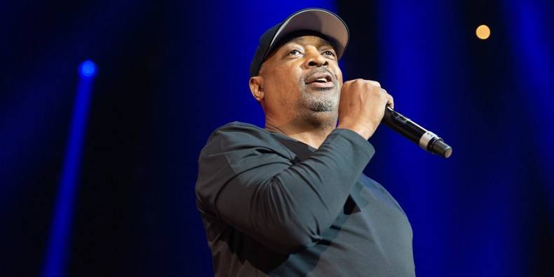 Watch Chuck D Perform Public Enemy’s “Fight the Power” at Bernie Sanders Rally - pitchfork.com - Los Angeles