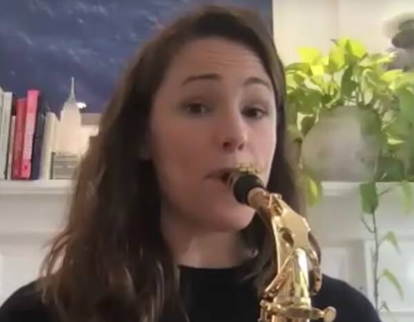 Watch Jennifer Garner Play Her "Sexy" Saxophone for Duet With Jimmy Fallon - www.eonline.com