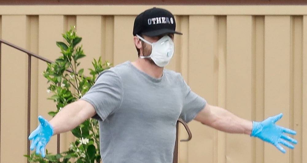 Casey Affleck Stays Safe with a Face Mask & Gloves While Going Grocery Shopping - www.justjared.com
