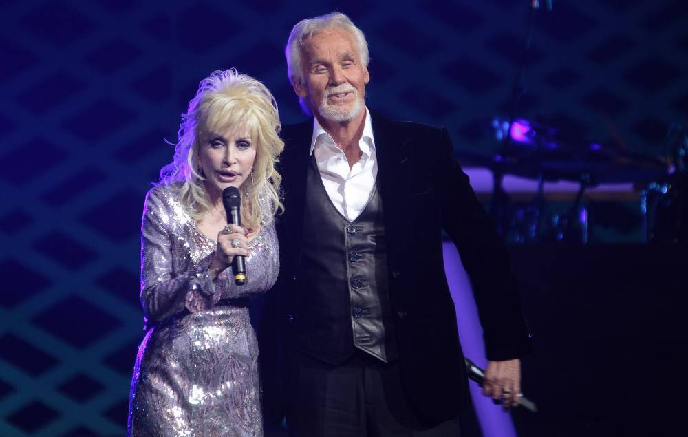 Watch Dolly Parton give emotional tribute to Kenny Rogers: “I loved Kenny with all my heart” - www.nme.com