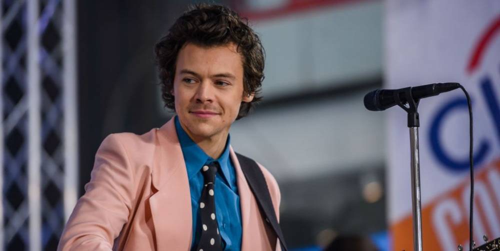 Harry Styles' Quarantine Activities Include Face Masks and Learning Italian and Sign Language - www.elle.com - Italy