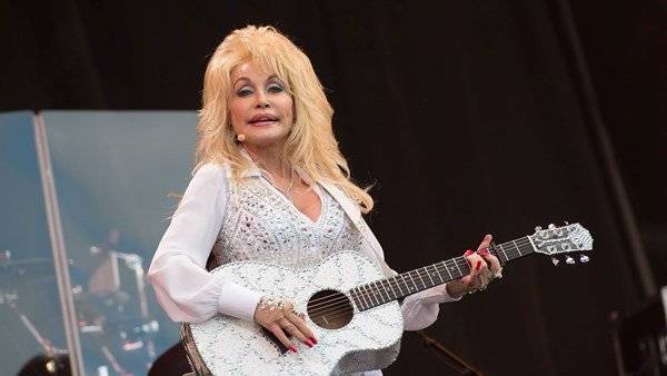 Dolly Parton says her heart is ‘broken’ after death of Kenny Rogers - www.breakingnews.ie - USA
