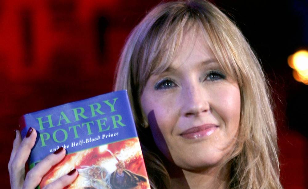 J.K. Rowling Grants Open License for Teachers to Use 'Harry Potter' in Lessons During Health Crisis - www.justjared.com - county Potter