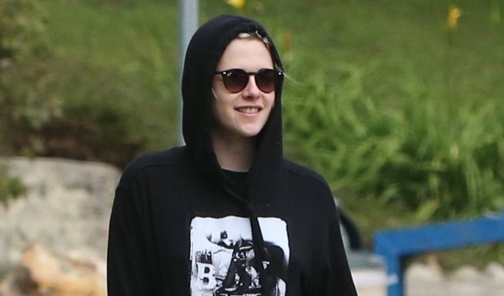 Kristen Stewart Spends Some Time at Empty Park with Friends - www.justjared.com - Los Angeles