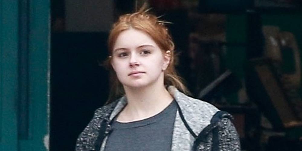 Ariel Winter Finds A Giant Cutout Head While Cleaning, Tries To Smash It Like A Pinata - www.justjared.com - Los Angeles