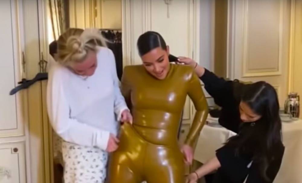 Kim Kardashian Struggles To Squeeze Into Latex Outfit For Paris Fashion Week In ‘KUWTK’ Sneak Peek - etcanada.com - France