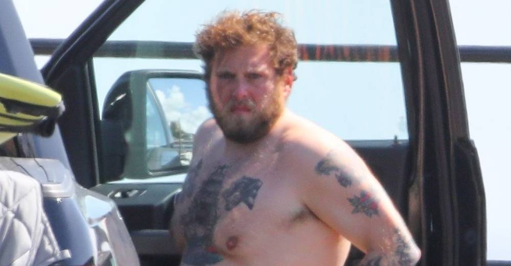 Jonah Hill Shows Off Tattoos While Stripping Out of Wetsuit - www.justjared.com - Malibu