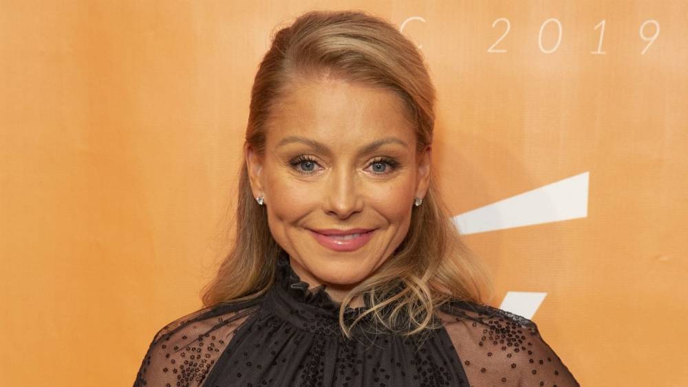 Kelly Ripa Shows Off Her Gray Hair and Jokes She's on 'Roots Watch' Amid Self-Quarantining - www.etonline.com