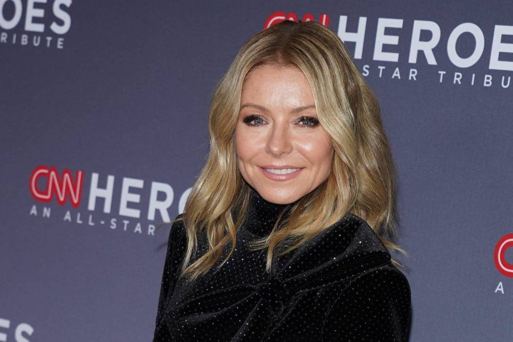 Kelly Ripa Shows Off Her Grey Hair And Jokes She’s On ‘Roots Watch’ Amid Self-Quarantining - etcanada.com
