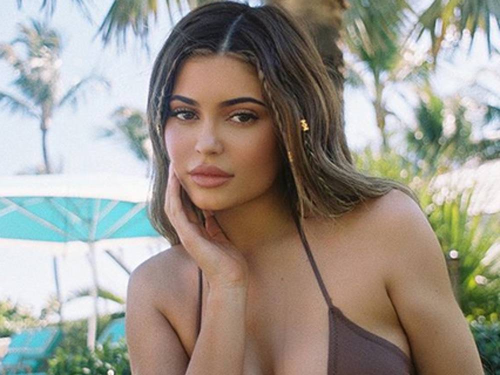 Kylie Jenner posts sexy pic with big sis - torontosun.com