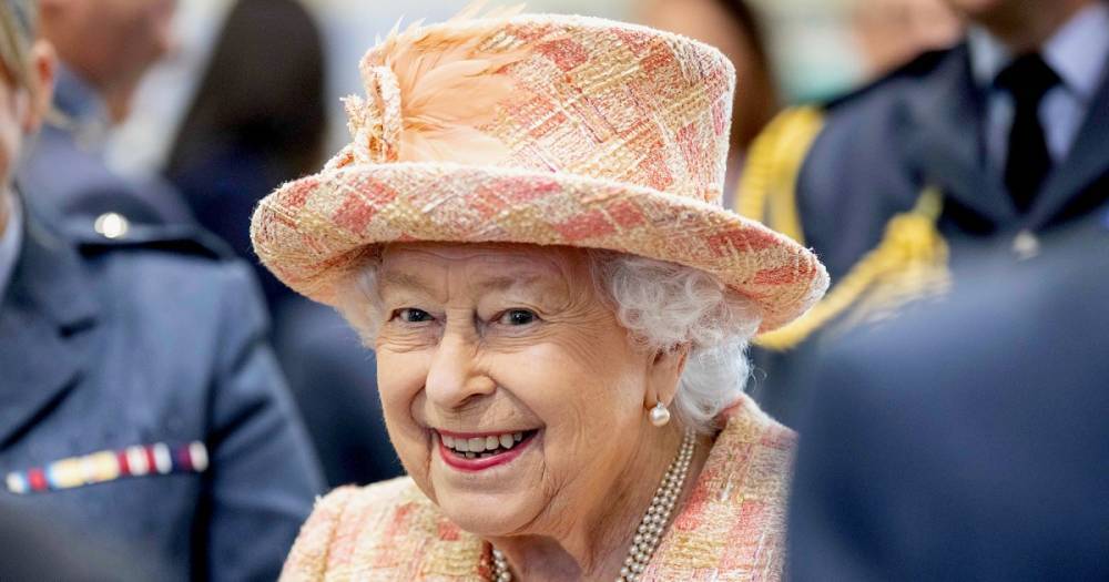 Queen Elizabeth II Is in Good Health After Buckingham Palace Aide Tests Positive for Coronavirus - www.usmagazine.com