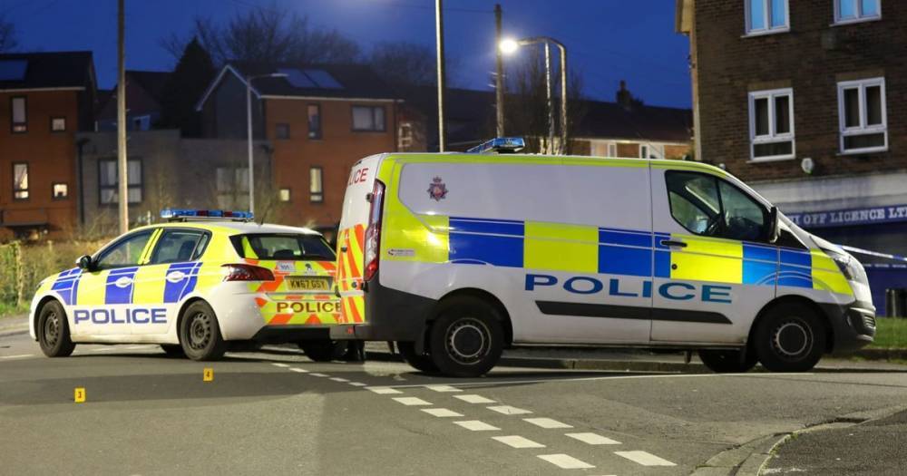 Boy, 15, arrested after man left with serious injuries following stabbing in Bolton - www.manchestereveningnews.co.uk