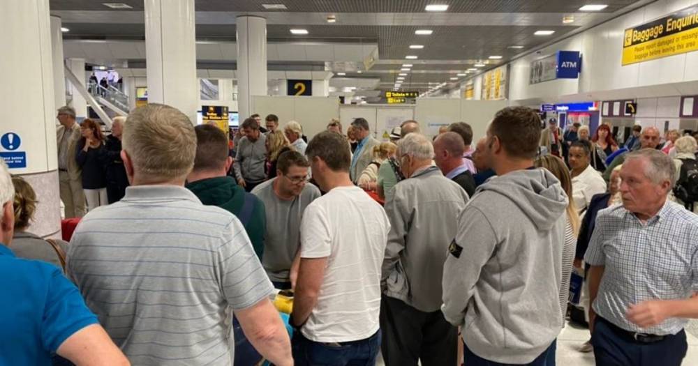 Shocking images of Manchester Airport terminal packed with passengers waiting for luggage during coronavirus lockdown - www.manchestereveningnews.co.uk - Manchester - Barbados