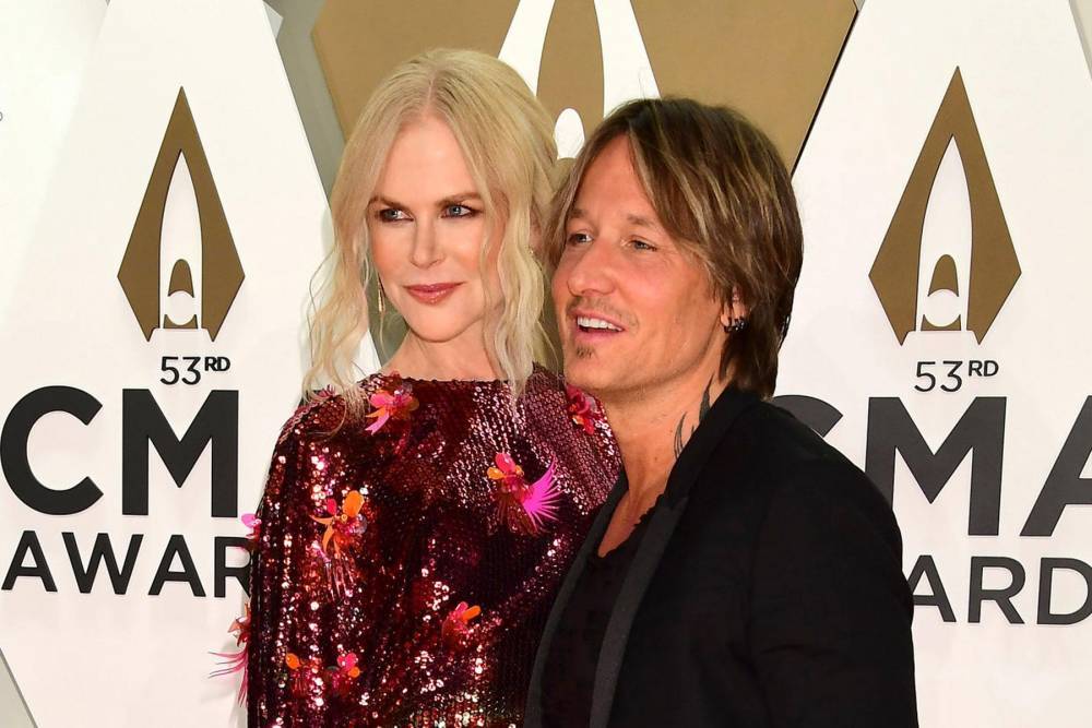 Keith Urban stages second studio livestream concert as Nicole Kidman plays roadie - www.hollywood.com