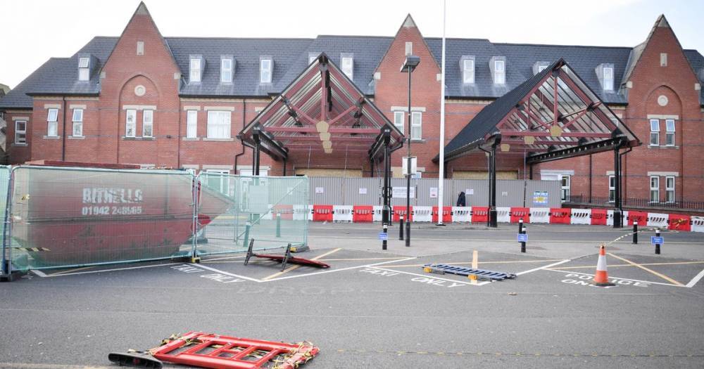 Work begins on a new temporary emergency ward for Covid-19 patients at Wigan Infirmary - www.manchestereveningnews.co.uk - Britain