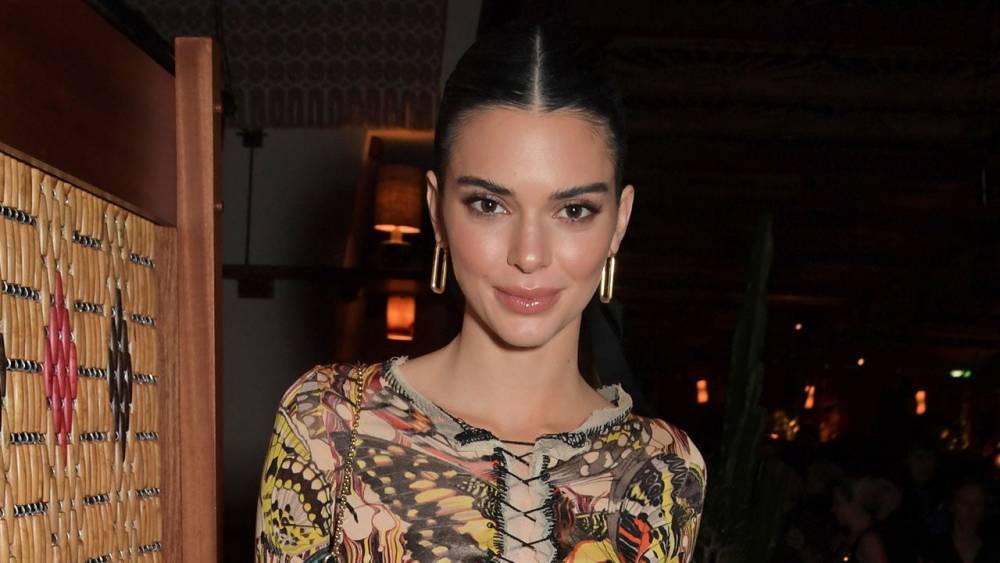 Kendall Jenner Shares Throwback Photos With Friends, Urges People to Quarantine - www.etonline.com
