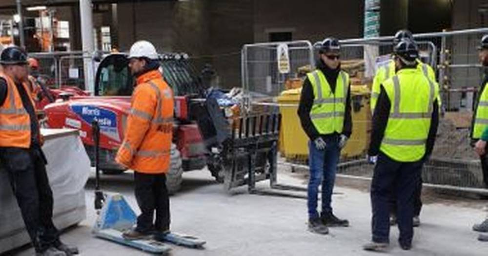Pictured side by side on site - construction workers in Manchester as the government resists growing pressure to halt all building work - www.manchestereveningnews.co.uk - Manchester