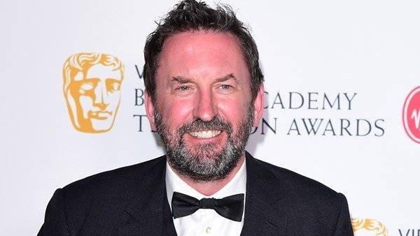 Lee Mack unwell for 10 days and self-isolating at home - www.breakingnews.ie