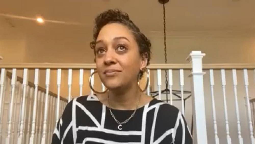 Tia Mowry Tears Up Over Not Being Able to See Family Members Amid Coronavirus Self-Quarantine (Exclusive) - www.etonline.com