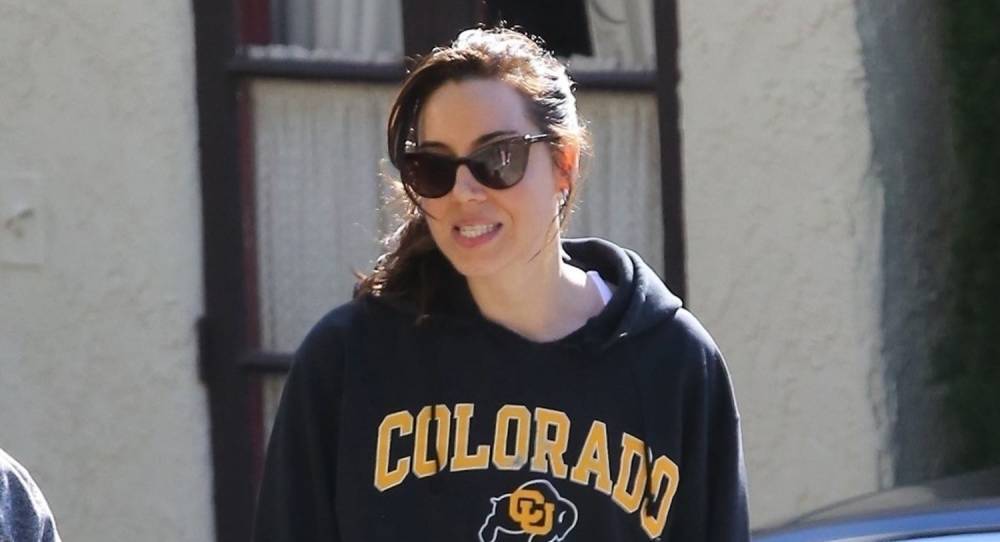 Aubrey Plaza Takes Her Dogs for Quick Walk Around L.A. - www.justjared.com - Los Angeles - Colorado