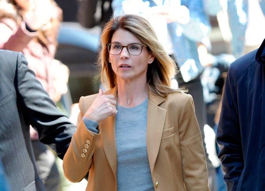 Lori Loughlin asks for charges to be dropped over college admissions scandal - evoke.ie - California