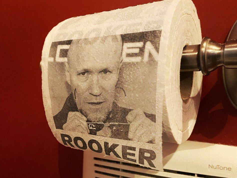 Director James Gunn uses novelty toilet paper of actor's face during shortage - torontosun.com