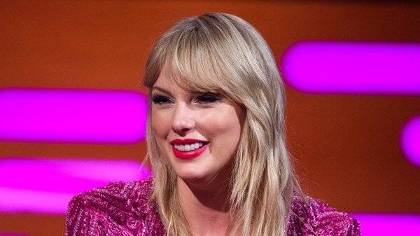 Taylor Swift gives money to fans who are struggling in coronavirus crisis - www.breakingnews.ie - USA