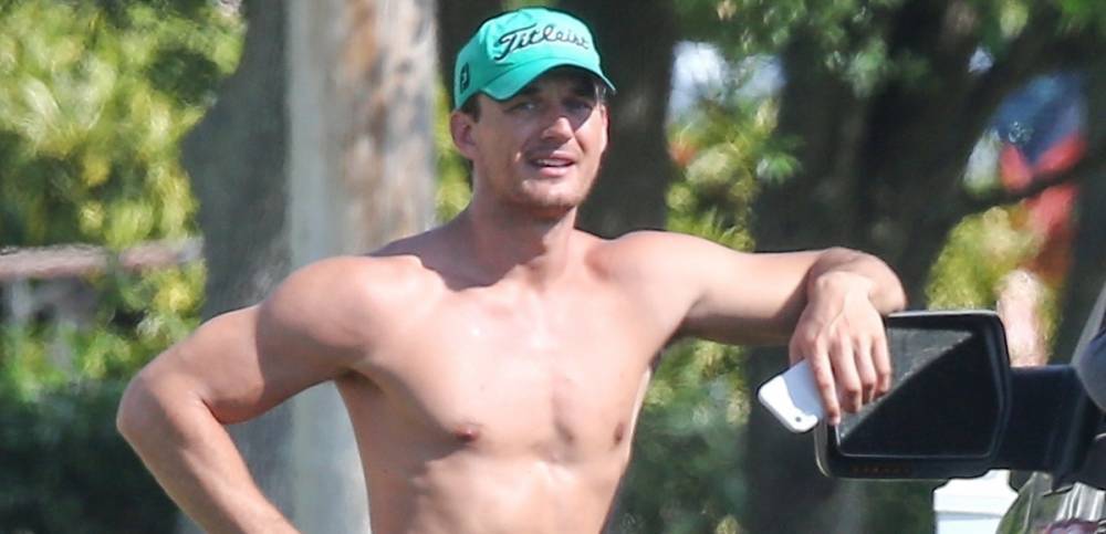 Tyler Cameron Strips Off His Shirt For His Daily Jog - www.justjared.com - Florida - county Palm Beach